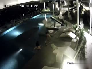 [香港] 某酒店一对情侣~半夜睡不着叫~到顶楼的游泳池激烈爆操一波~